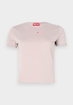 Jasnoróżowa koszulka z krótkim rękawem, wykonana z bawełny, z okrągłym dekoltem i małym czerwonym logo "DIESEL" na górnej części klatki piersiowej.