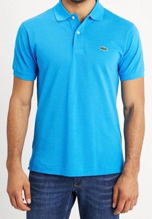 Blauw poloshirt van katoen, met een klassieke kraag en korte mouwen. Lacoste-logo in groen geborduurd op de linkerborst.