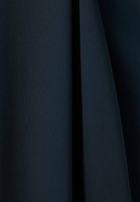 Tmavomodrá látka s hladkou textúrou, ktorá obsahuje jemné záhyby a sklady, vytvára vrstvený vzhľad s matným povrchom.