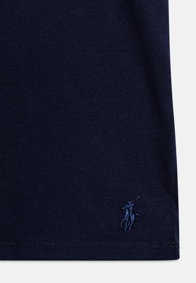 Camiseta de algodón azul marino con textura suave, cuello redondo y un pequeño logotipo bordado en un azul más claro en el lado inferior.