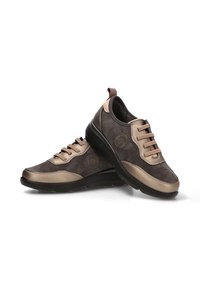 Zapatillas de ante marrón con detalles en beige, punta redonda, diseño de cordones y suela de goma negra. Presenta un logotipo cerca del tobillo.