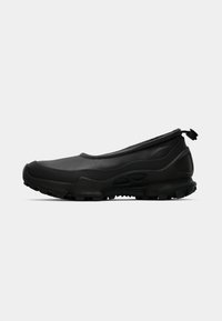 Sorte slip-on sko med rund tå, glatt gummioverflate, teksturerte detaljer og robuste såler for godt grep. Har en løftestropp bak.