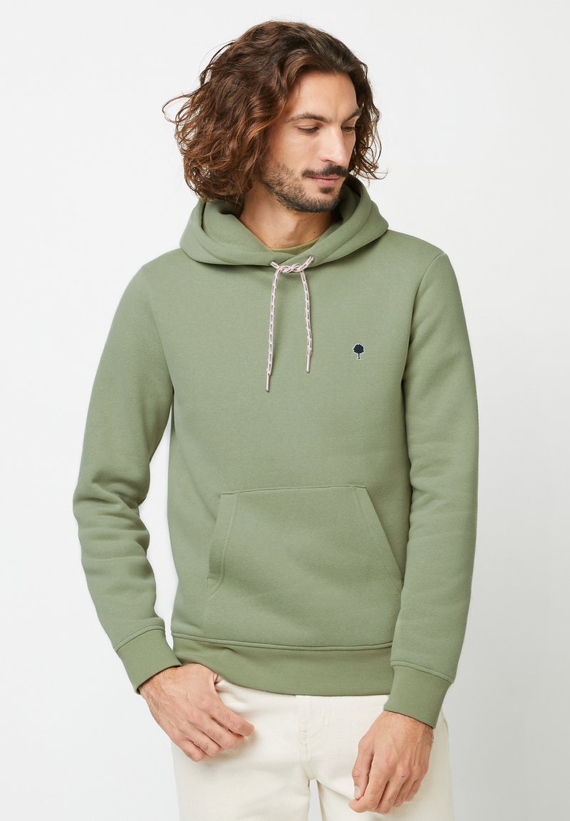 Groene katoenen hoodie met een trekkoord in de capuchon, een buidelzak en een klein geborduurd boomlogo op de borst. Zachte textuur, casual pasvorm.
