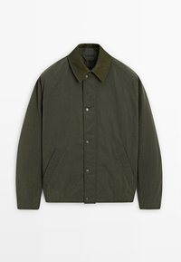 Olijfgroene jas met een knoopsluiting aan de voorkant, een contrasterende donkergroene kraag, raglanmouwen en zijzakken. Gemaakt van duurzaam materiaal.