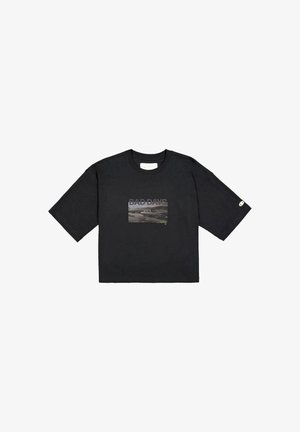 Camiseta de algodón negra con un gráfico rectangular que incluye el texto "BAD DAYS" y una imagen de paisaje. Mangas cortas y anchas y cuello redondo.