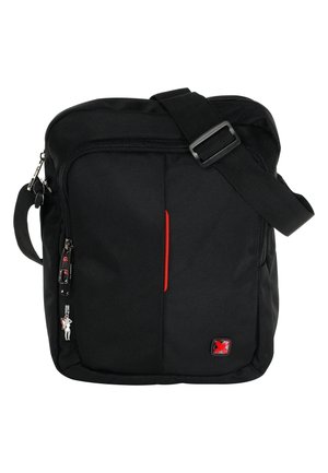 Schwarze Nylon-Schultertasche mit einer vorderen Reißverschlusstasche und roten Akzenten. Sie verfügt über einen verstellbaren Träger und ein Logopatch auf der Vorderseite.