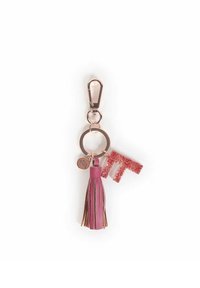 Portachiavi in oro rosa con clip, nappina in pelle rosa, ciondolo rotondo e lettera "F" glitterata rossa attaccata su uno sfondo bianco.
