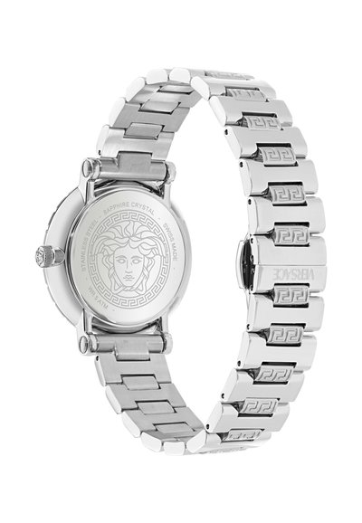 Reloj Versace de acero inoxidable plateado con el logo de Medusa grabado en la parte trasera y patrón de clave griega en los eslabones del brazalete metálico.