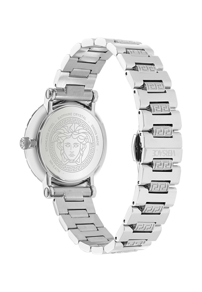 Silberne Edelstahl-Versace-Uhr mit eingraviertem Medusa-Logo auf der Rückseite und griechischem Schlüssel-Muster auf den Gliedern des Metallarmbands.