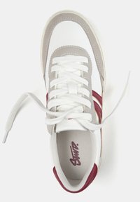 Weiße Lederschuhe mit grauen Wildledereinsätzen und burgunderfarbenen Seitenstreifen. Ausgestattet mit runden Schnürsenkeln und einer strukturierten Innensohle mit Logoprint.