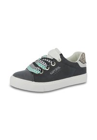 Sneaker en toile gris foncé avec une tige texturée, semelle en caoutchouc blanc, lacets à motif zigzag et une touche scintillante sur le talon.