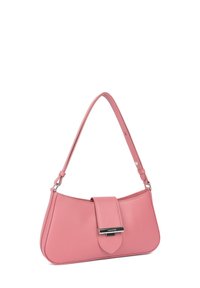 Borsa a tracolla in pelle rosa con forma curvata, caratterizzata da una chiusura a patta e accenti in metallo. Texture liscia e tracolla regolabile.