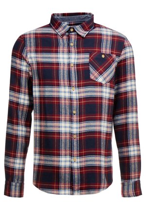 Chemise boutonnée à manches longues avec un motif à carreaux rouge, marine, blanc et beige, dotée d'une poche poitrine à bouton unique sur fond blanc.