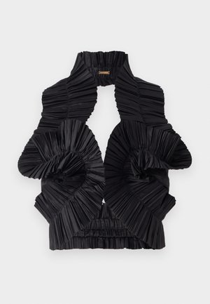 Czarny top z plisowanej tkaniny z wysokim kołnierzem, z spiralnymi falbanami i elastycznym dołem, który nadaje kształt i fakturę.