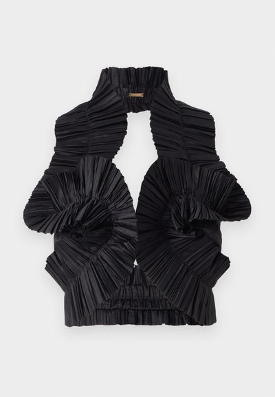 Melnas plisētas auduma blūze ar augstu apkakli, kas piedāvā spirālveida volānus un elastīgu apakšmalu formas un tekstūras piešķiršanai.