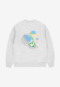 Szary sweter z kolorowym abstrakcyjnym wzorem, w tym elementami niebieskimi, zielonymi i różowymi, z okrągłym dekoltem i ściągaczami.