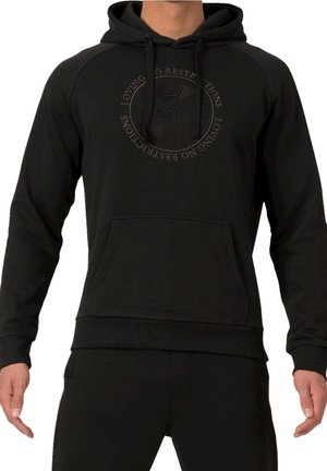 Sudadera negra con bolsillo frontal tipo canguro, capucha ajustable con cordón y sutil detalle de logo en relieve en el pecho. Textura de tela suave.