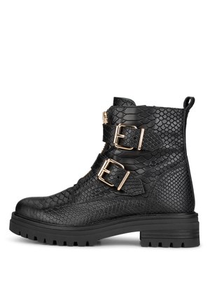 Zwarte enkelboots met een gestructureerd slangenhuidpatroon, gouden gespen, een ronde neus en een robuuste zool voor grip.