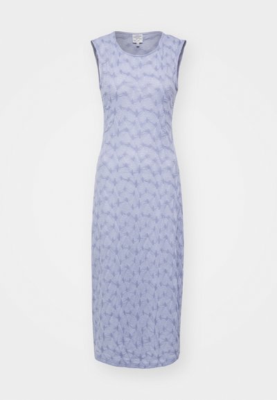 Svetlo vijolična brezrokavnik obleka s teksturiranim vzorcem, ki spominja na valove. Ima okroglo ovratnico in raven, dolžino do gležnjev.