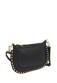 Sac en cuir noir à bandoulière avec une surface texturée, orné de clous dorés le long des bords et d'une fermeture zippée en haut. Bandoulière ajustable.