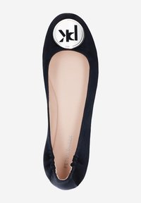 Ballet flat in suede blu navy con punta rotonda, apertura elastica e un accento prominente del logo argento sulla cappetta. Fodera interna liscia.