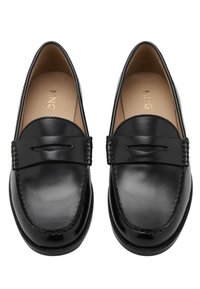 Mustat nahkaloafersit, joissa on sileä, kiiltävä pinta; varustettu ommellulla saumurilla ja kapealla leikkuureunalla jalkapöydän yli.