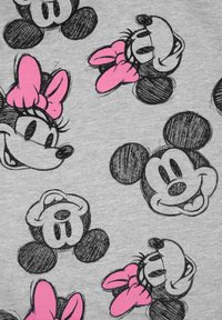 Tessuto grigio con un motivo ripetuto di volti di Topolino e Minnie, con Minnie che indossa un brillante fiocco rosa. Contorni neri creano contrasto.