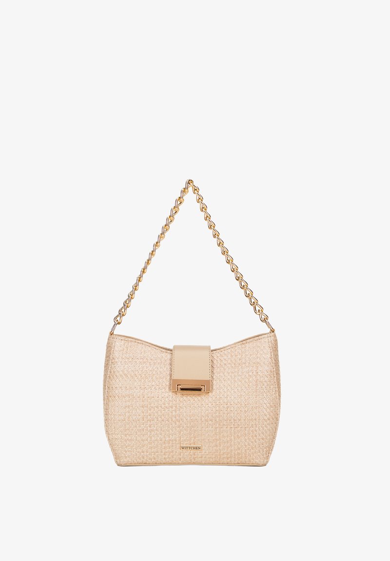 Bolso de mano tejido beige con una tapa de cuero suave, cadena dorada y un cierre metálico. Presenta un logo sutil en el frente.