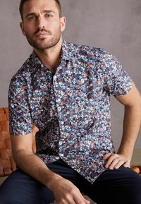 Next SIGNATURE  SHORT SLEEVE - REGULAR FIT - Skjorter - blue floral
