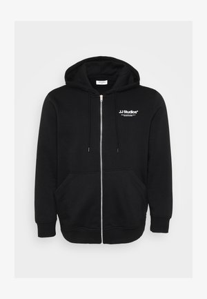 Čierna mikina na zips vyrobená z bavlneného zmesi, s prednou klokanou vreckom, kapucňou na šnúrku a bielym logom na hrudi.