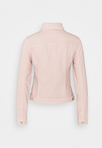 Veste ajustée rose clair à manches longues, poignets boutonnés, pattes de réglage à la taille et coutures visibles sur un fond uni clair.