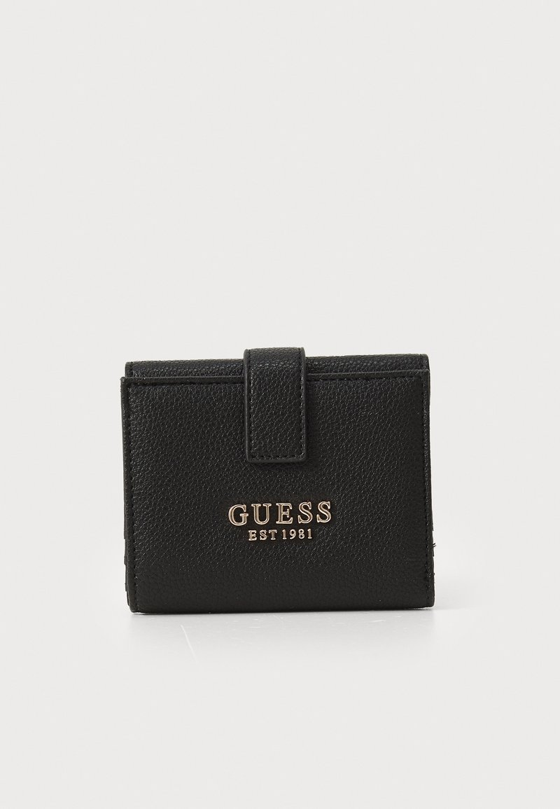 Portofel din piele neagră cu o textură elegantă, închidere cu capse și logo aurit "GUESS EST 1981" pe partea din față. Formă compactă, rectangulară.
