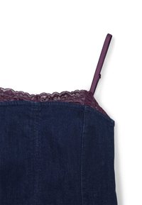 Top in denim con tessuto blu scuro e bordo in pizzo bordeaux a cordoncino lungo lo scollo, con spalline regolabili.