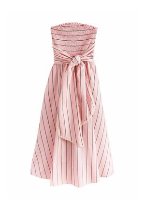 Ružové šaty bez ramienok s čiernymi vertikálnymi pruhmi, nažehleným živôtikom a širokou mašľou viazanou v páse, sukňa s dĺžkou do polovice lýtok.