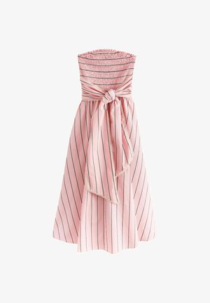 Stropfri pink kjole med sorte lodrette striber, smocket krop og bred sløjfe bundet i taljen, midilengde nederdel.