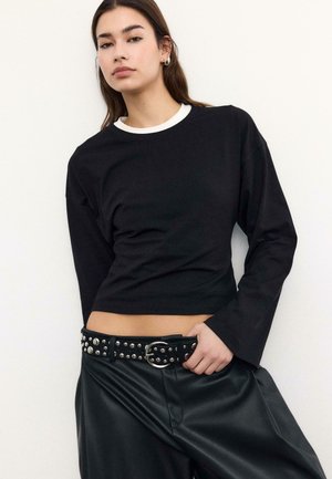 - Bluzka z długim rękawem