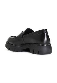 Zwarte gepatineerde leren loafers met een dikke, textuur rubberen zool. Heeft een ronde voorkant en een slank ontwerp met subtiele stikdetails.