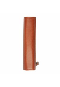 Portafoglio in pelle marrone con una texture liscia, forma allungata e cuciture visibili; presenta una chiusura zip lungo un lato.