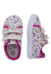 Sneakers a tela floreale bianche con accenti rosa. Presentano due cinturini in velcro e una suola in gomma bianca testurizzata. L'interno è foderato di rosa.