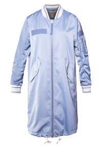 Chaqueta bomber azul claro con un acabado suave, puños acanalados con Rayas blancas, cierre frontal con cremallera y bolsillos laterales. Cuenta con un bolsillo en el brazo.