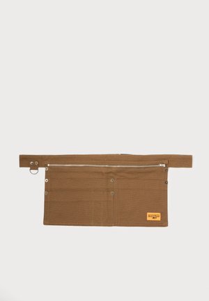 Bruin canvas gereedschapsriem met een ritszak, meerdere open zakken, metalen hardware en een merkpatch. Vlak ontwerp voor eenvoudige opslag.