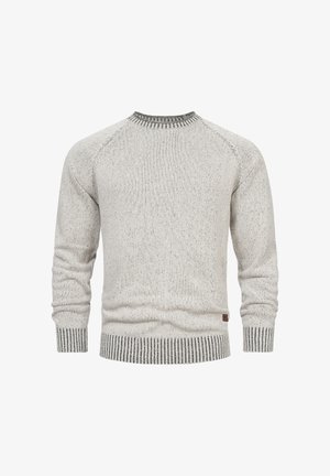 Lys grå strikket sweater med en struktureret overflade, der har en ribbet halsudskæring og manchetter. Inkluderer et lille brunt læderlogo.