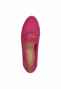 Fuchsia suède instapper met ronde neus en een gouden kettingaccent. Het interieur heeft een merk-inlegzool. Glad textuur.