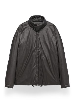 Czarna, lekka kurtka z wysokim kołnierzem, zapięciem na zamek błyskawiczny z przodu oraz gładką, lekko teksturowaną powierzchnią. Posiada luźny krój.