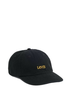 Sort Levi's baseballkasket med buet skygge og broderet gult Levi's-logo foran i midten.