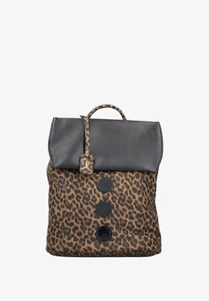 Sac à dos avec un corps en imprimé léopard, un rabat texturé noir, une poignée supérieure, des boutons décoratifs noirs et un patch de logo de la marque à l'avant.