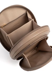 Porta trucchi rotondo, di colore beige, con chiusura a zip. Presenta più scomparti, una piccola tasca con zip e un rivestimento interno liscio e texturizzato.