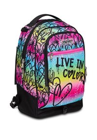 Zaino colorato con un design a gradiente nei toni di rosa, blu e giallo, decorato con scarabocchi neri e la scritta "VIVI A COLORI".