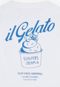 Weißes T-Shirt mit blauer Grafik eines Gelato-Bechers, der ein Totenkopf- und Querverbandsymbol zeigt, begleitet von Texten wie "il Gelato" und "SCALPERS CREAM."