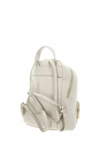 Sac à dos en cuir gris clair avec bretelles doubles, poignée supérieure, fermeture éclair dorée et poche latérale ; texture lisse et design compact.